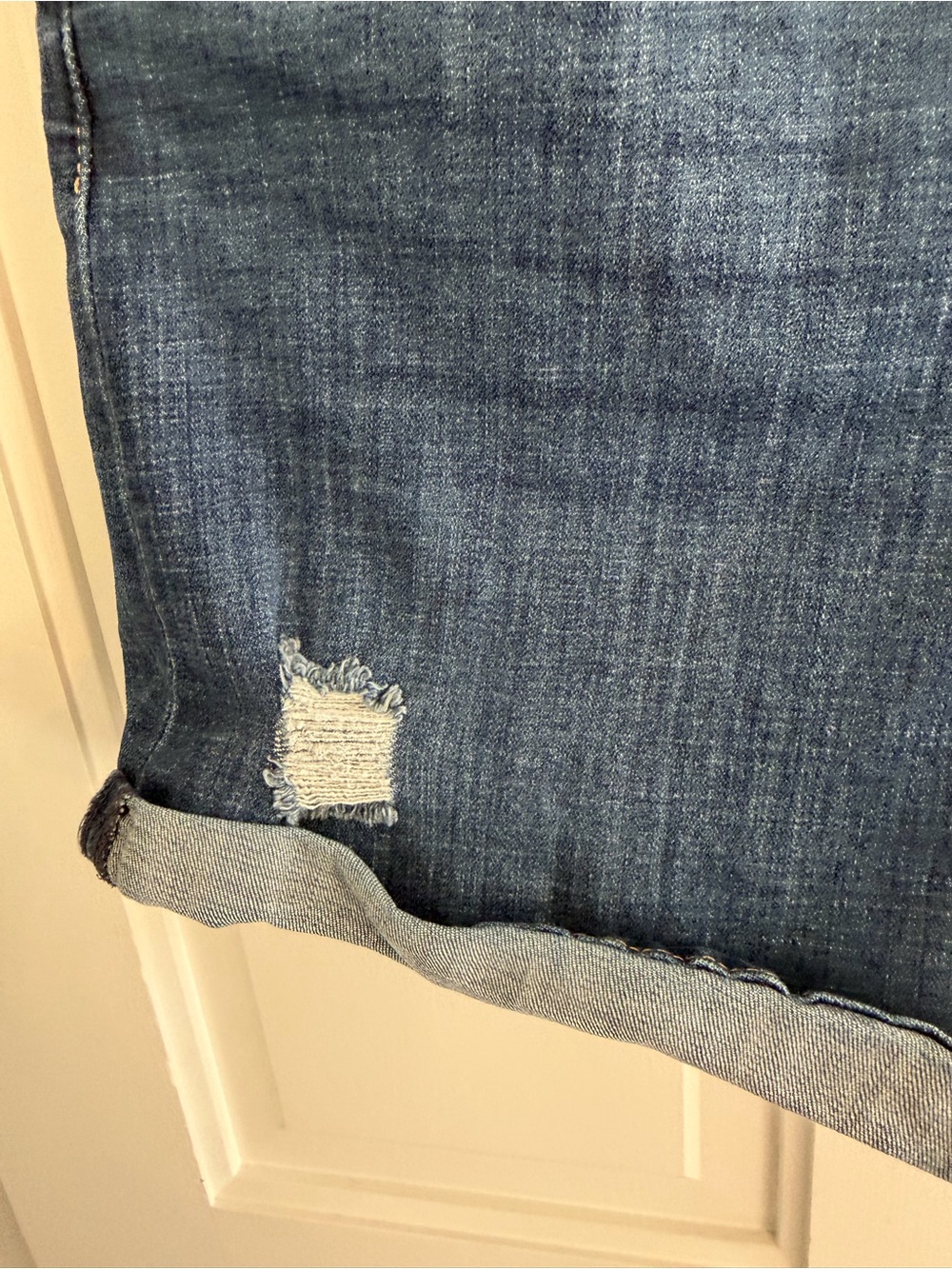 Levi’s Mid Length Distressed Cuffed Denim Shorts Women’s Size 30 - Picture 4 of 6